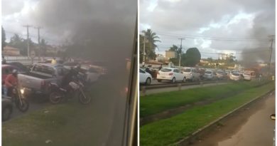 Manifestantes fecham a BA-099 na manhã desta segunda (27) 4