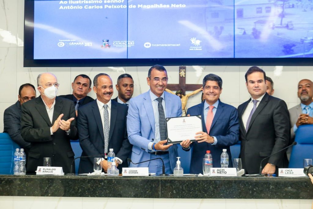 ACM Neto é homenageado por aliados e recebe o título de cidadão camaçariense 1