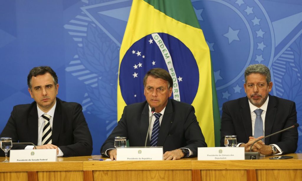 Bolsonaro sanciona projeto que limita cobrança de ICMS sobre combustíveis nos estados 1