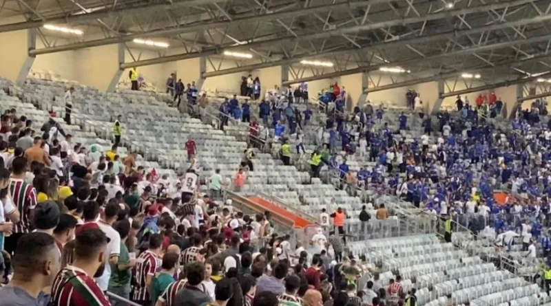 Torcedores de Cruzeiro e Fluminense entram em conflito no Mineirão 1