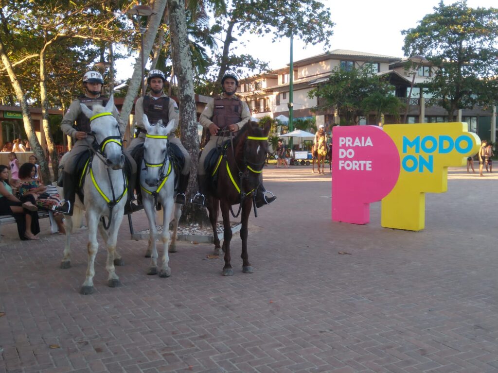 Litoral Norte: Cavalaria da PM reforça segurança em Praia do Forte 1