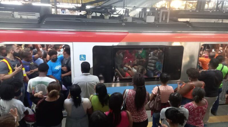 Lentidão na Linha 2 do metrô deixa estações lotadas no início da noite desta terça 1