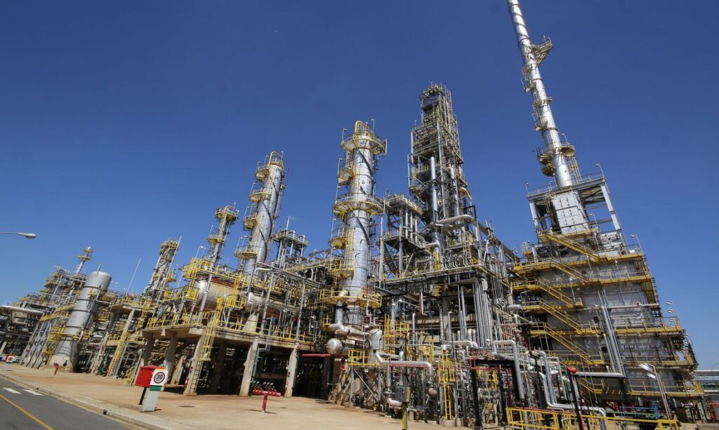Petrobras reduz preço da gasolina em R$ 0,20 por litro nas refinarias 1