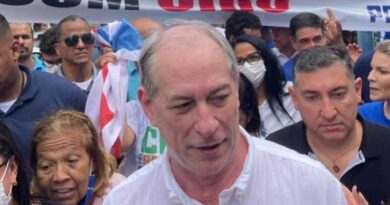 ACM Neto caminha ao lado de Ciro Gomes durante as comemorações do Dois de Julho 2