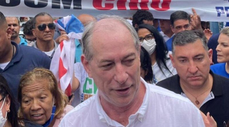 ACM Neto caminha ao lado de Ciro Gomes durante as comemorações do Dois de Julho 1