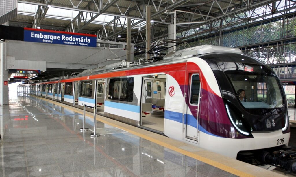 Trem do metrô de Salvador apresenta falha nas portas e causa lentidão na Linha 2 1