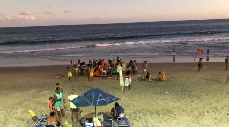 Homem morre afogado na praia do Farol da Barra, em Salvador 1