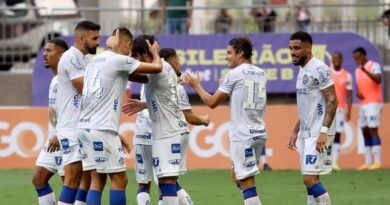 Em jogo com dois gols contra, Bahia vence o Vasco de virada e mantém a vice-liderança da Série B 2