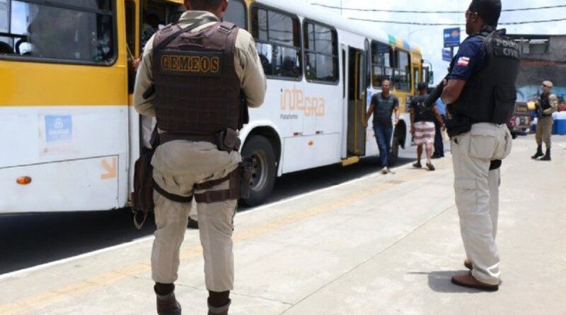 Motorista e cobrador são obrigados a tirar a roupa durante assalto a ônibus em Salvador 1