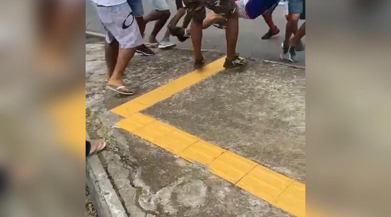 Torcedor do Bahia é agredido e tem camisa rasgada em Salvador 9