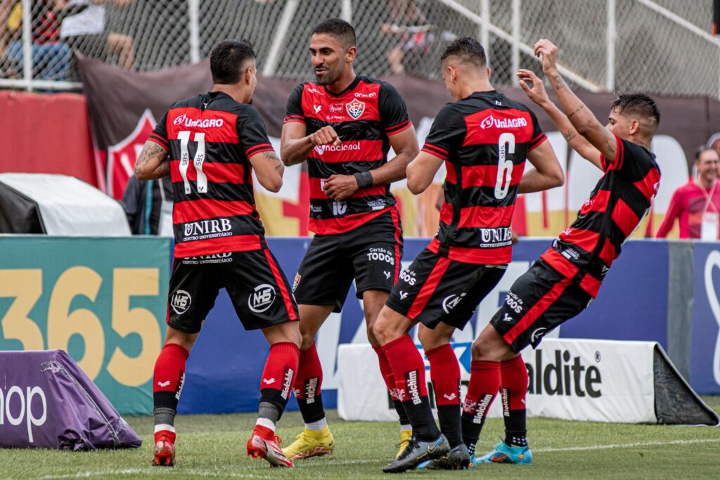 Com um a menos, Vitória supera o Figueirense no Barradão 1