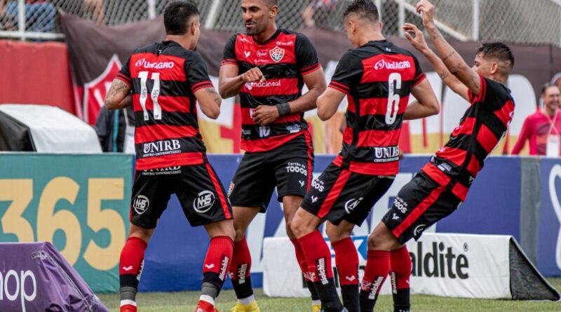 Com um a menos, Vitória supera o Figueirense no Barradão 3