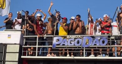 Torcida promove verdadeiro carnaval para recepcionar time do Vitória 2