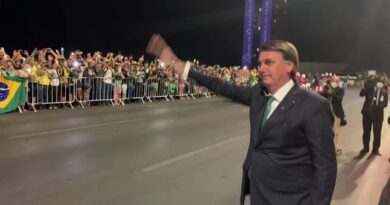 Presidente Bolsonaro recepciona apoiadores em frente ao Itamaraty 2