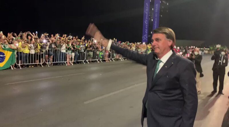 Presidente Bolsonaro recepciona apoiadores em frente ao Itamaraty 1