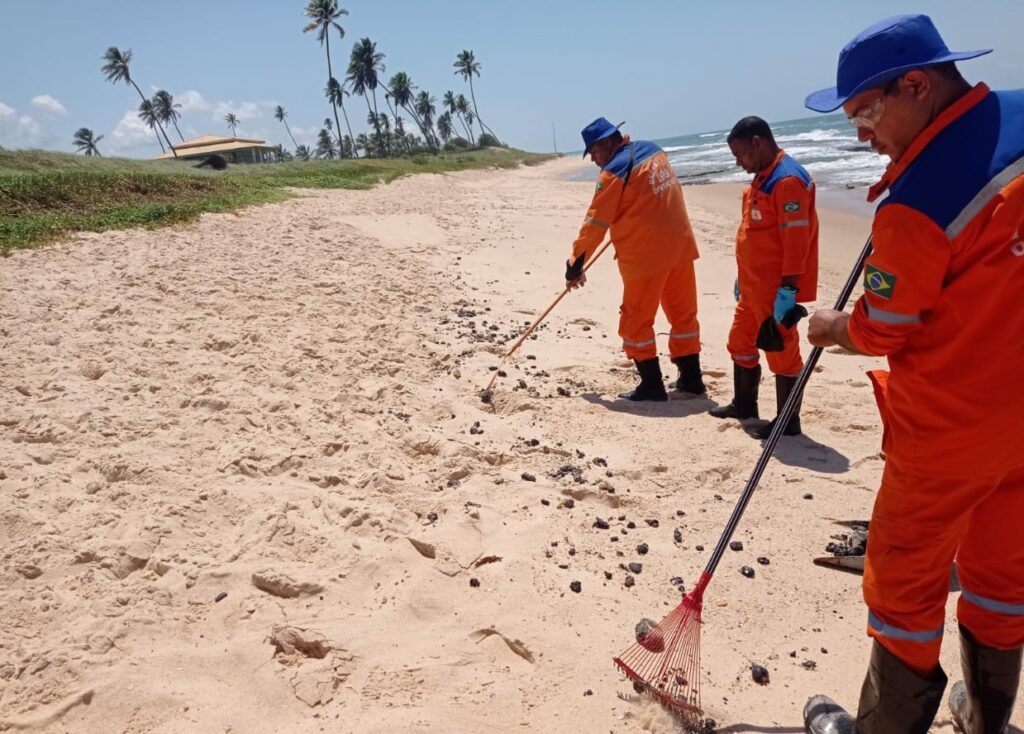 Defesa Civil faz retirada de resíduos de óleo em quatro praias de Camaçari 1