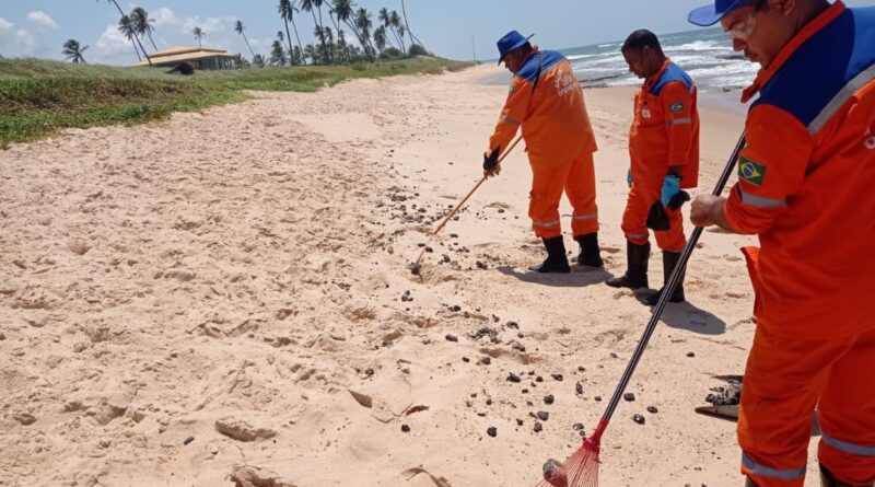 Defesa Civil faz retirada de resíduos de óleo em quatro praias de Camaçari 1