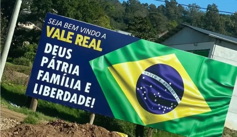 Juíza cita facismo ao mandar retirar outdoor com a frase: Deus, pátria e família 1