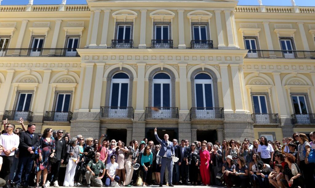 Quatro anos após incêndio, Museu Nacional apresenta fachada restaurada 1