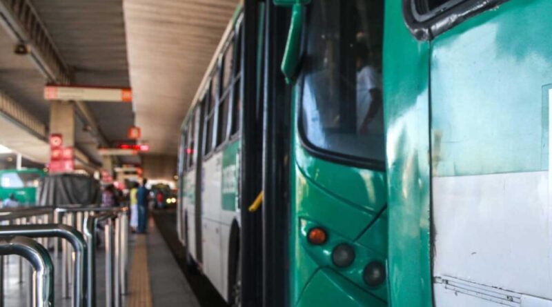 Passageiros ficam na mira de três assaltantes em mais um assalto a ônibus na Capital Baiana 1