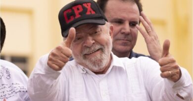 TSE determina remoção de posts com boné CPX de Lula 4