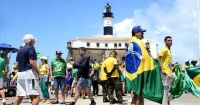 Vídeo: Apoiadores de Bolsonaro realizam ato público no Farol da Barra na manhã deste domingo (23) 3