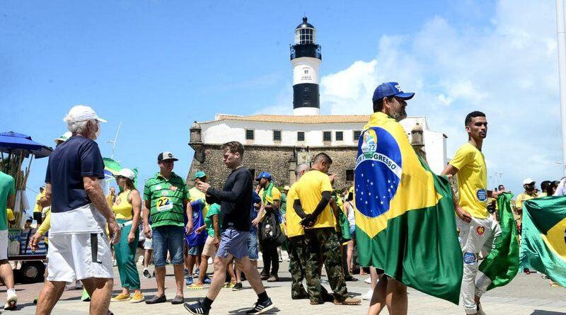 Vídeo: Apoiadores de Bolsonaro realizam ato público no Farol da Barra na manhã deste domingo (23) 2