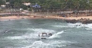 Turista inglês é resgatado pelo Graer na praia de Itapuã 1