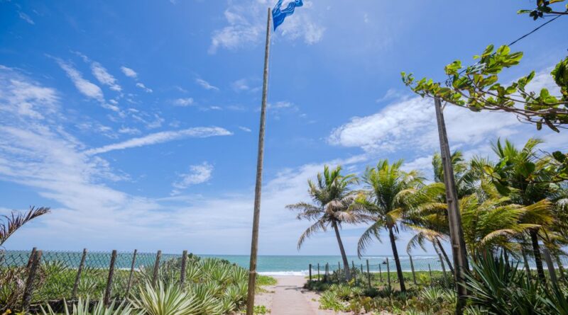 Praias de Guarajuba e Itacimirim renovam selo Bandeira Azul para temporada 2022-23 1