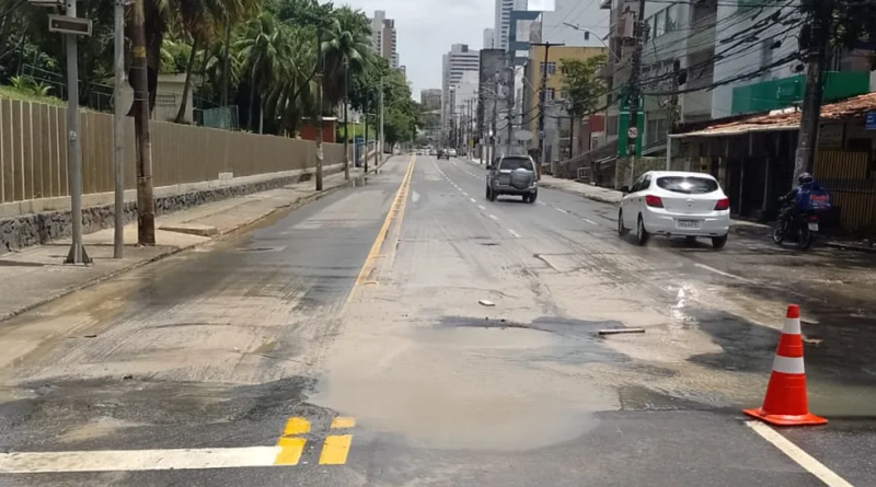 Salvador: Buraco reaparece na Av. Paulo VI e via é interditada para ônibus 1