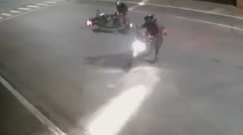 Motociclista pega arma de ladrão e atira durante tentativa de assalto em SP 1