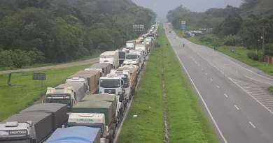 Protesto de caminhoneiros interrompe transporte de cargas no Porto de Paranaguá 2