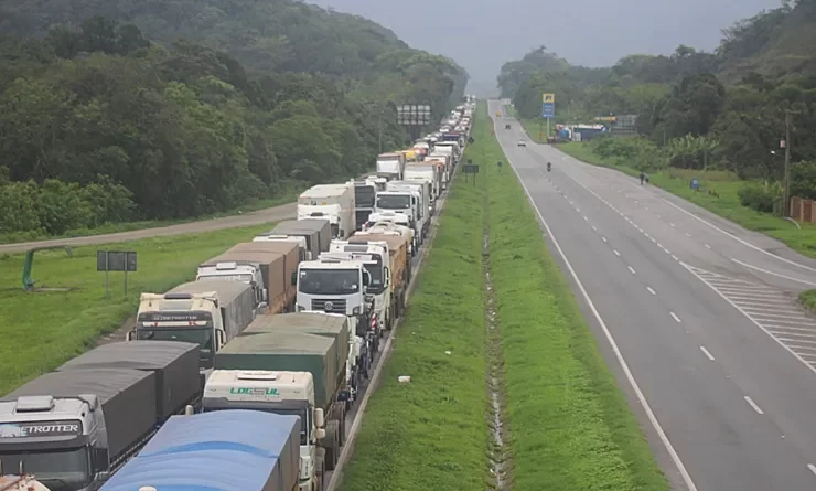 Protesto de caminhoneiros interrompe transporte de cargas no Porto de Paranaguá 1