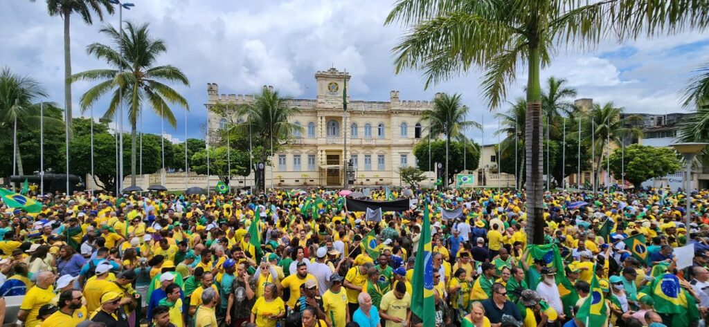 Milhares de pessoas protestam em frente aos quartéis da Mouraria e da Paralela 1
