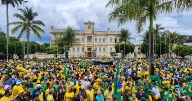 Milhares de pessoas protestam em frente aos quartéis da Mouraria e da Paralela 3