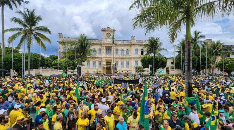 Milhares de pessoas protestam em frente aos quartéis da Mouraria e da Paralela 1