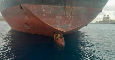 A impressionante foto de imigrantes que viajaram 11 dias em leme de navio para chegar à Espanha 2