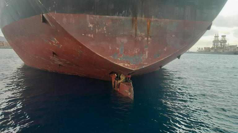 A impressionante foto de imigrantes que viajaram 11 dias em leme de navio para chegar à Espanha 4