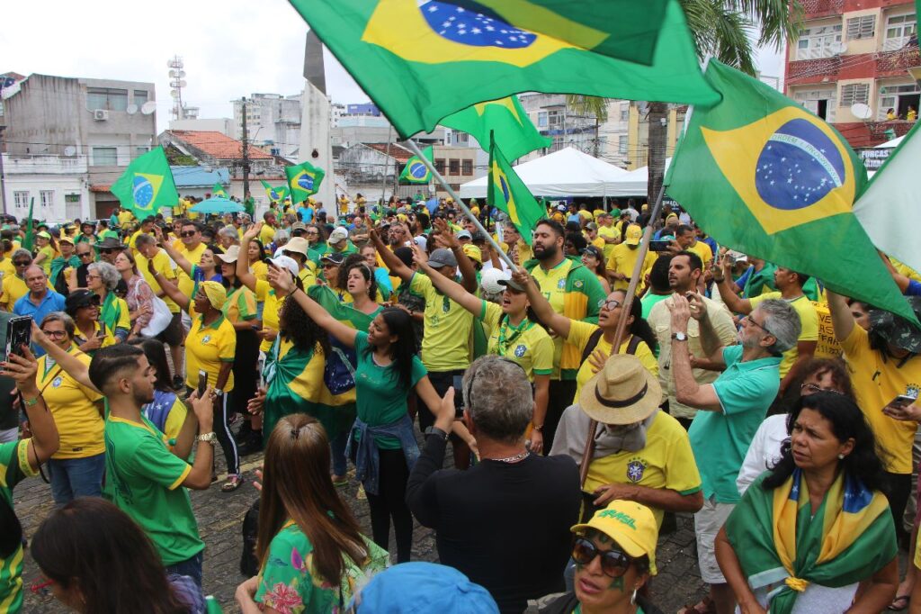 Com anúncio de greve geral nesta segunda, manifestações contra eleição de Lula lotam às ruas neste domingo (06) 1