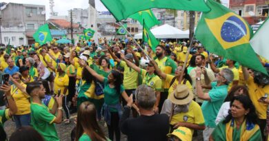 Com anúncio de greve geral nesta segunda, manifestações contra eleição de Lula lotam às ruas neste domingo (06) 4