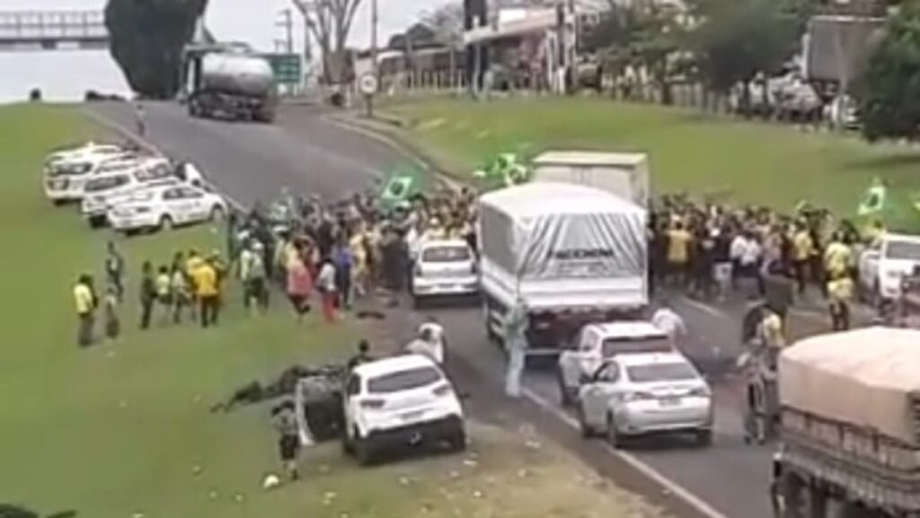 Motorista fura bloqueio e atropela pelo menos dez pessoas no interior de São Paulo 1