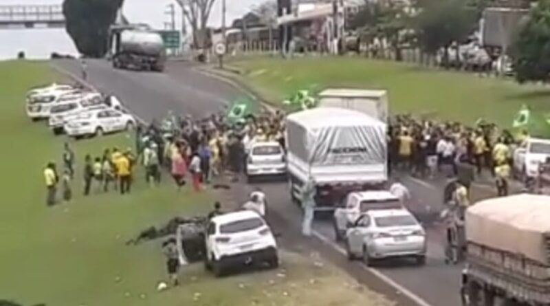 Motorista fura bloqueio e atropela pelo menos dez pessoas no interior de São Paulo 1