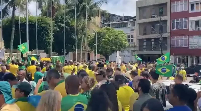 Manifestantes continuam acampados em frente ao quartel da Mouraria, em Salvador 1