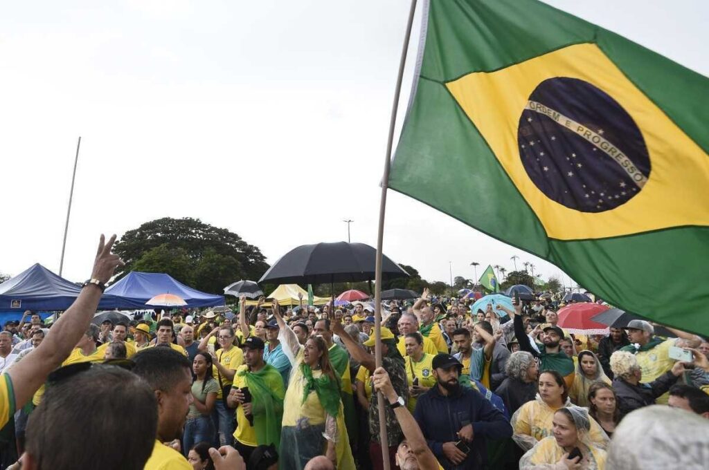 Milhares de pessoas estão concentradas em frente a bases militares para protestar contra processo eleitoral 1