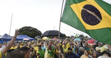 Milhares de pessoas estão concentradas em frente a bases militares para protestar contra processo eleitoral 4