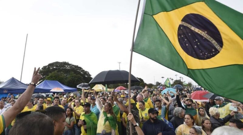 Milhares de pessoas estão concentradas em frente a bases militares para protestar contra processo eleitoral 1