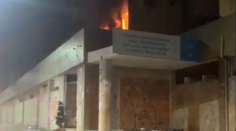 Invasores provocam incêndio em prédio de hospital abandonado na capital baiana; veja vídeo 1