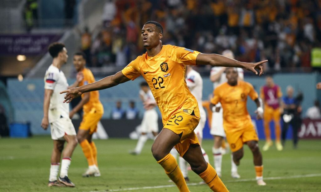 Holanda vence EUA e conquista primeira vaga nas quartas da Copa