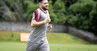 Treino do Vitória tem apresentação do argentino Diego Torres e retorno de Santiago Trellez