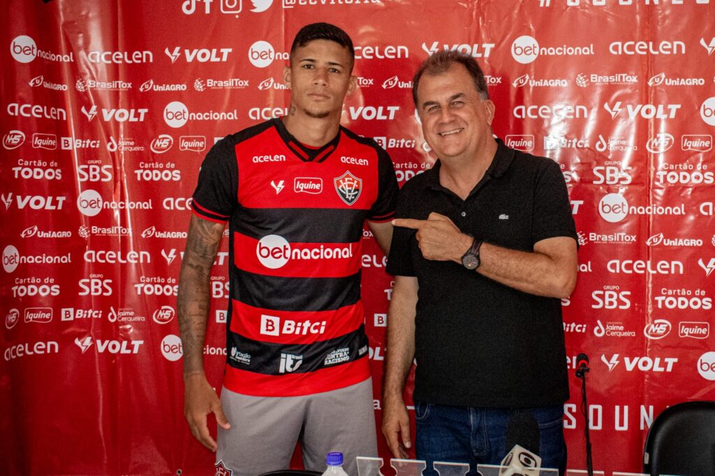 Vitória faz apresentação oficial do Zagueiro Camatanga